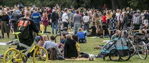 Junge Leute im Treptower Park.