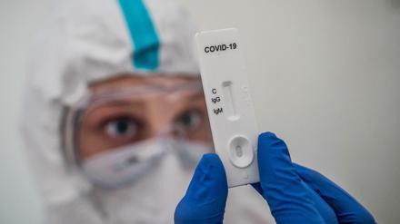 Eine Auffrischungsimpfung mit dem Astrazeneca-Vakzin soll hocheffektiv sein. Das Bild zeigt einen Antikörper-Schnelltest.