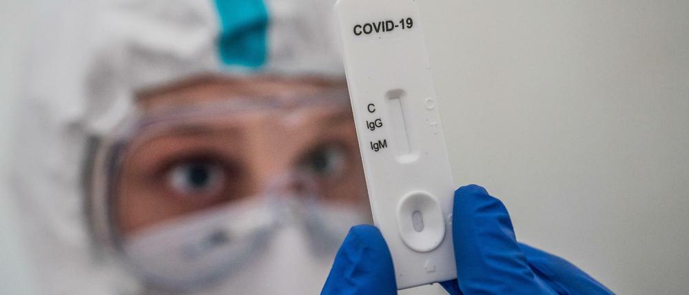 Eine Auffrischungsimpfung mit dem Astrazeneca-Vakzin soll hocheffektiv sein. Das Bild zeigt einen Antikörper-Schnelltest.