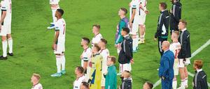 Ein Herz, eine Nation: Ungarns Fußballer singend und die rechte Hand links auf ihrer Brust vor ihren Fans.