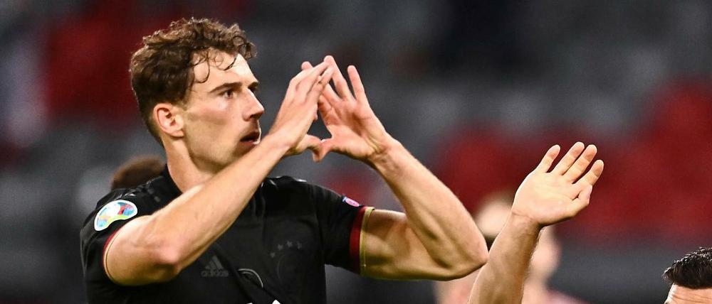 Ein ekstatischer, gedankenfreier Moment: Leon Goretzkas Solidaritätsbekundung in Richtung der ungarischen Fans.