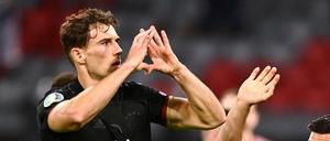 Ein ekstatischer, gedankenfreier Moment: Leon Goretzkas Solidaritätsbekundung in Richtung der ungarischen Fans.