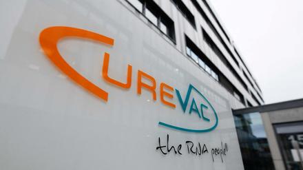 Das Logo von Curevac an der Zentrale des Unternehmens in Tübingen.