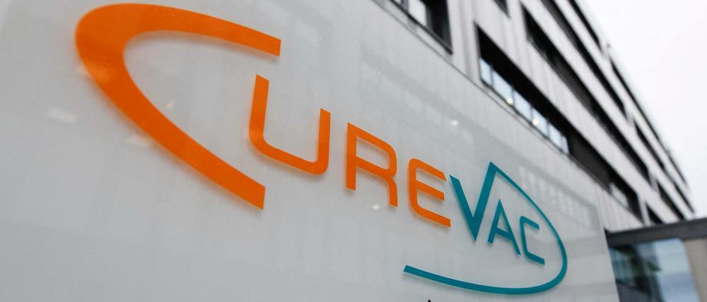 Das Logo von Curevac an der Zentrale des Unternehmens in Tübingen.