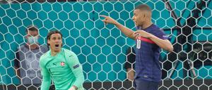 Der Schweizer Torhüter Yann Sommer (l) reagiert nach dem gehaltenen Elfmeter von Frankreichs Kylian Mbappe.