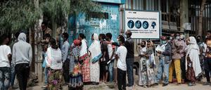 nstehen an einer Bank in Mekele, der Hauptstadt von Tigray