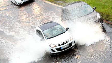 Wenn viel Wasser auf den Straßen steht, können auch Autos ins Schwimmen geraten. (Symbolbild)