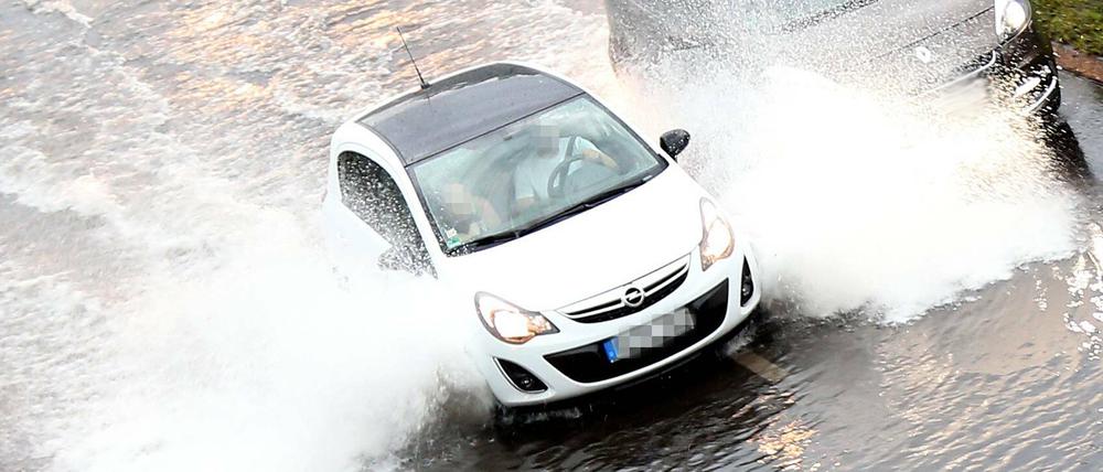 Wenn viel Wasser auf den Straßen steht, können auch Autos ins Schwimmen geraten. (Symbolbild)