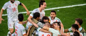 Die spanische Mannschaft bejubelt den Treffer von Mikel Oyarzabal zum 5:3.