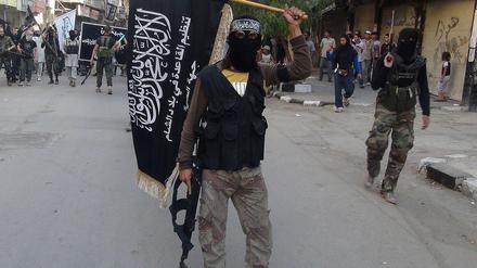 Anhaltende Gefahr. Al Qaida steckt offenbar hinter dem Anschlag auf die Bundeswehr in Mali. Die Terrororganisation ist weltweit vernetzt. Im Bild Kämpfer in Syrien