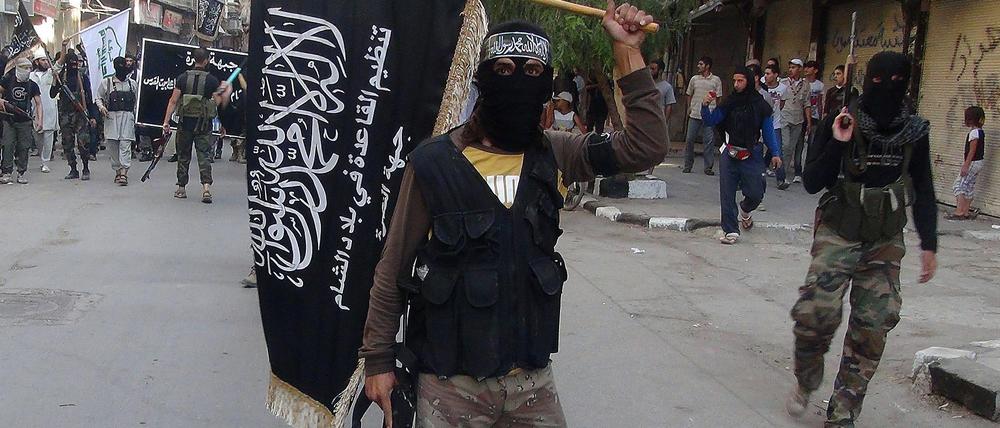 Anhaltende Gefahr. Al Qaida steckt offenbar hinter dem Anschlag auf die Bundeswehr in Mali. Die Terrororganisation ist weltweit vernetzt. Im Bild Kämpfer in Syrien