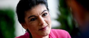 Sahra Wagenknecht, damals Fraktionsvorsitzende der Partei Die Linke, aufgenommen im Bundestag am Rande eines dpa-Interviews.