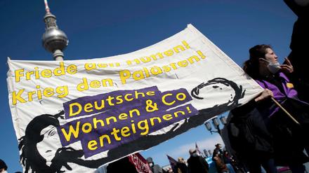 Menschen demonstrieren gegen steigende Mieten, teure Modernisierungen, Gentrifizierung und Zwangsräumungen.