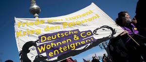 Menschen demonstrieren gegen steigende Mieten, teure Modernisierungen, Gentrifizierung und Zwangsräumungen.