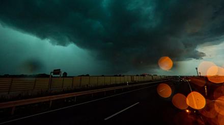 Ein massives Unwetter mit einer Shelf Cloud zieht über die A8 bei Esslingen und Stuttgart auf.