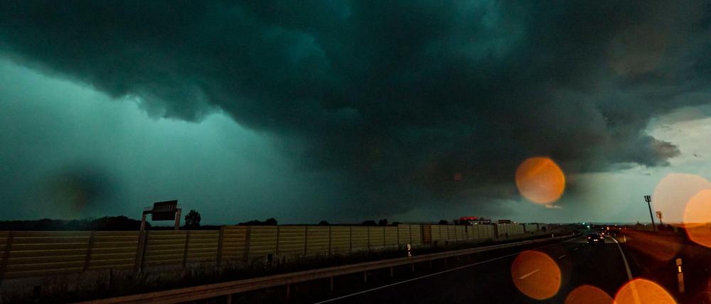 Ein massives Unwetter mit einer Shelf Cloud zieht über die A8 bei Esslingen und Stuttgart auf.