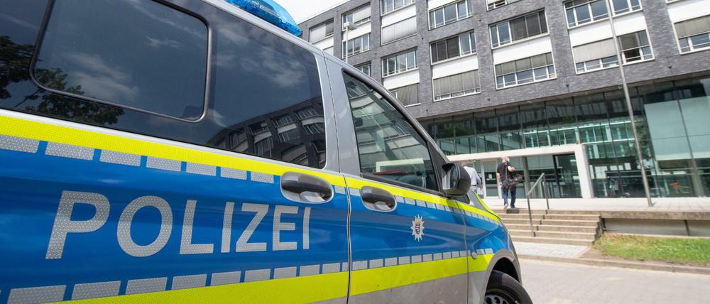 Ein Polizeiwagen steht vor dem Polizeipräsidium Frankfurt.