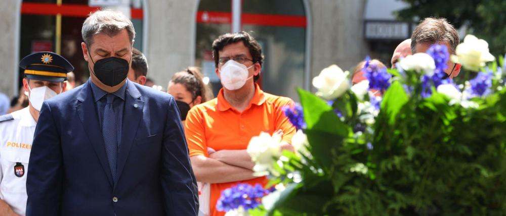 Bayerns Ministerpräsident, gedenkt in der Innenstadt den Opfern einer Messerattacke.