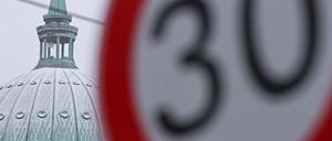 Ein Tempo-30-Schild vor einer Kirche: Die Grünen haben Angst vor der Debatte um reduzierte Geschwindigkeiten.