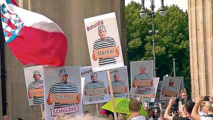 Die Querdenker richten Ihren Protest gegen Politiker. Zu sehen ist eine Gesellschaft in Zeiten der Krise. Eine Collage der Pandemie-Ereignisse als Porträt der Gegenwart. 