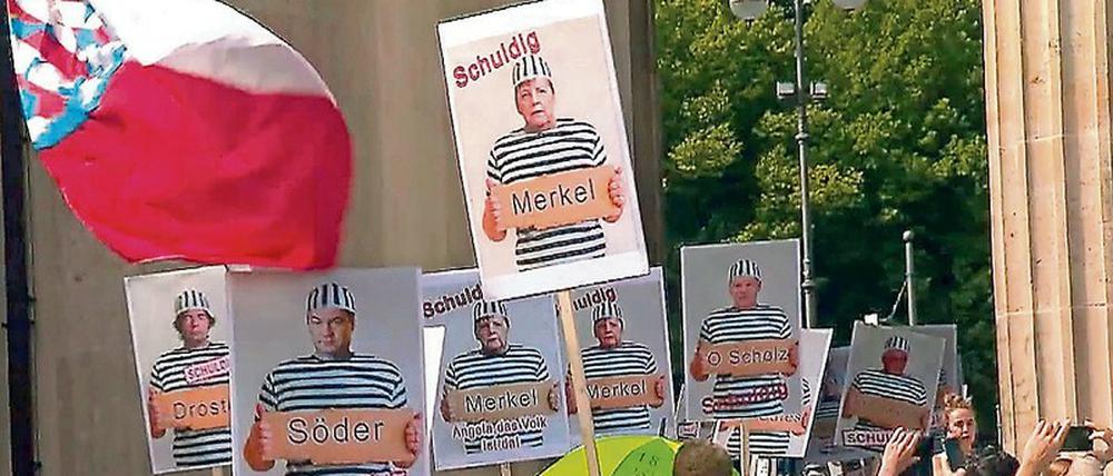 Die Querdenker richten Ihren Protest gegen Politiker. Zu sehen ist eine Gesellschaft in Zeiten der Krise. Eine Collage der Pandemie-Ereignisse als Porträt der Gegenwart. 