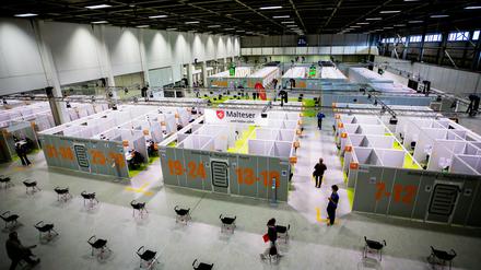 Die Halle des Corona-Impfzentrums Messe Berlin.