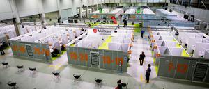 Die Halle des Corona-Impfzentrums Messe Berlin.