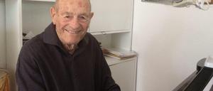 Der Berliner Komponist Klaus Wüsthoff am heimischen Flügel.