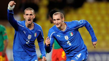 Wie alles begann. Am 3. März 2010 standen Giorgio Chiellini (rechts) und Leonardo Bonucci in einem Testspiel gegen Kamerun zum ersten Mal gemeinsam auf dem Feld. 