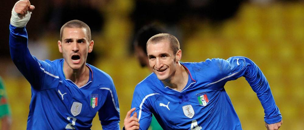 Wie alles begann. Am 3. März 2010 standen Giorgio Chiellini (rechts) und Leonardo Bonucci in einem Testspiel gegen Kamerun zum ersten Mal gemeinsam auf dem Feld. 