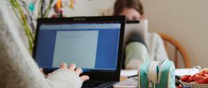 Die bestehenden Arbeitsschutzgesetze müssen Arbeitgeber aber auch einhalten, wenn ihre Mitarbeiter zu Hause arbeiten“, sagt Oliver Stettes vom Institut der Deutschen Wirtschaft (IW) in Köln.