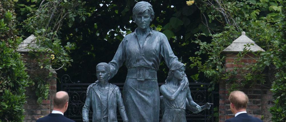 Die Brüder Prinz William und Prinz Harry stehen vor der Statue zum Andenken an ihre Mutter Diana.
