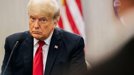 Newsmax hofiert den ehemaligen US-Präsident Donald Trump. Ob es ihnen nachhaltig nützt, ist fraglich.