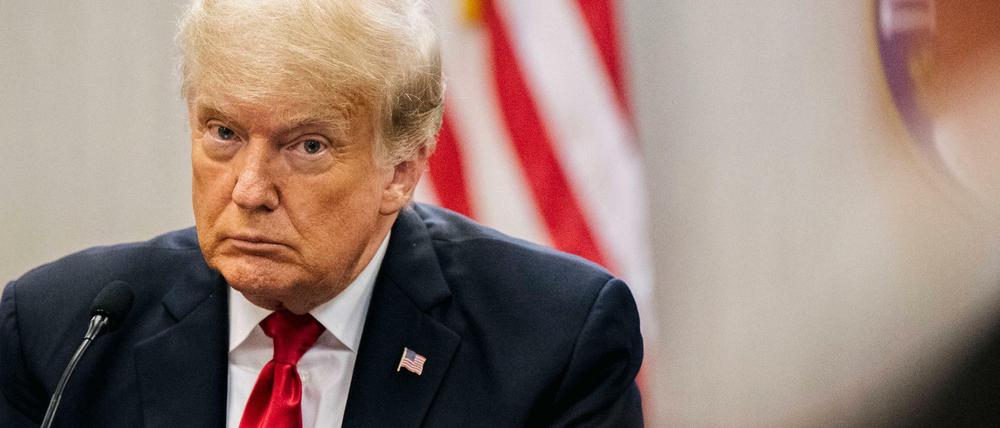 Newsmax hofiert den ehemaligen US-Präsident Donald Trump. Ob es ihnen nachhaltig nützt, ist fraglich.