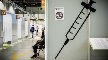 Impflinge warten im Corona Impfzentrum Messe Berlin. 