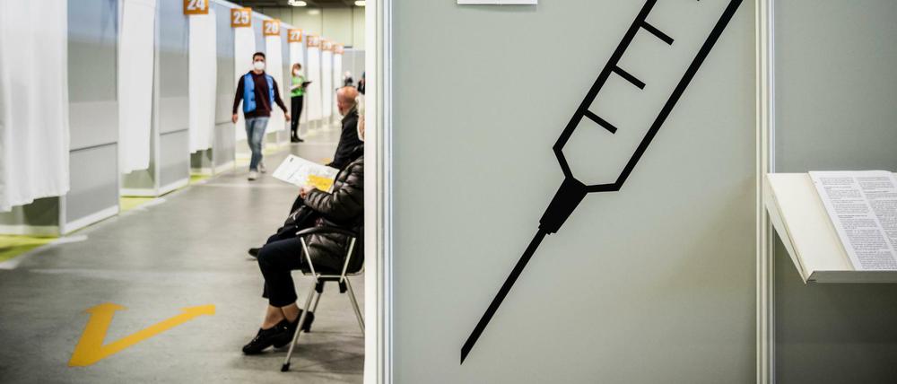 Impflinge warten im Corona Impfzentrum Messe Berlin. 