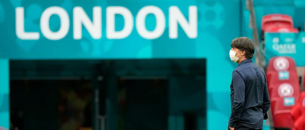 Das Achtelfinale im Wembley Stadion. Deutschlands Bundestrainer Joachim Löw steht vor dem Spiel auf dem Platz.