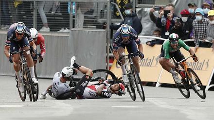 Auf der dritten Etappe erwischte es auch Bora-Star Peter Sagan (links am Boden). Der mitgestürzte Caleb Ewan musste die Tour sogar aufgeben.