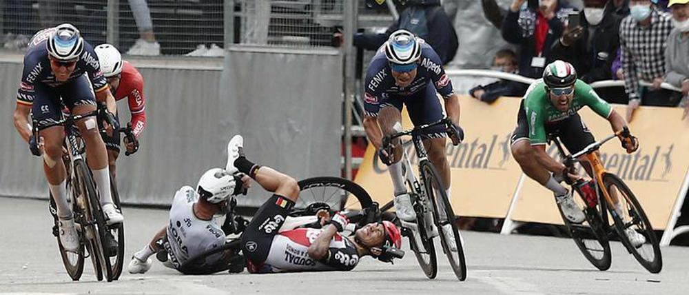Auf der dritten Etappe erwischte es auch Bora-Star Peter Sagan (links am Boden). Der mitgestürzte Caleb Ewan musste die Tour sogar aufgeben.