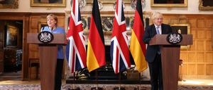 Ein letztes Mal in Chequers. Kanzlerin Angela Merkel und Premier Johnson bei ihrer Pressekonferenz am Freitag. 