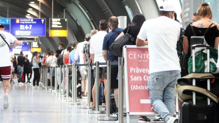 Schlange vor einem Covid-19 Testzentrum von Centogene im Flughafen Frankfurt. 
