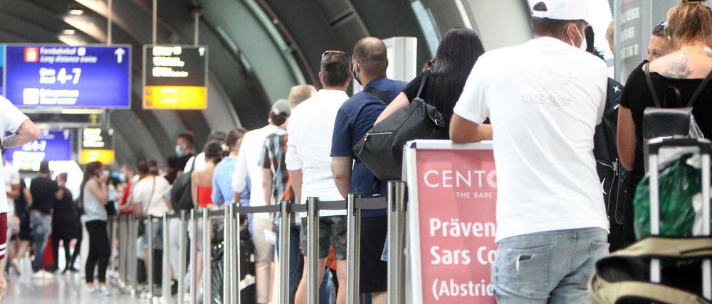 Schlange vor einem Covid-19 Testzentrum von Centogene im Flughafen Frankfurt. 