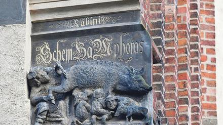 Mittelalterliche Schmähskulptur. „Judensau“ an der Außenmauer der Stadtkirche Sankt Marien in Wittenberg.