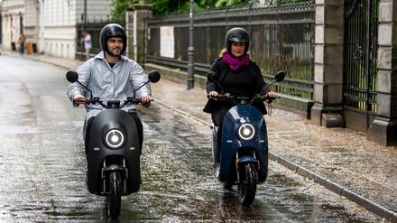 Grünen-Fraktionschefin Antje Kapek (r.) ist nun mit ihrem Dienstroller unterwegs.