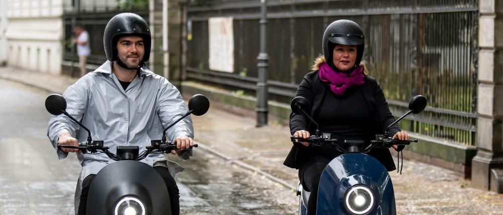 Grünen-Fraktionschefin Antje Kapek (r.) ist nun mit ihrem Dienstroller unterwegs.