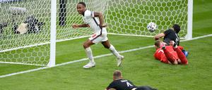 Englands Raheem Sterling erzielt das Tor zum 1:0. Die deutschen Spieler liegen geschlagen am Boden.