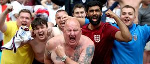 Jubel dicht an dicht: Englische Fußballfans beim 2:0-Sieg gegen Deutschland in Wembley