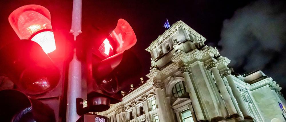 Im April stellte der Bundestag die Corona-Ampel mit der Bundesnotbremse auf Rot.