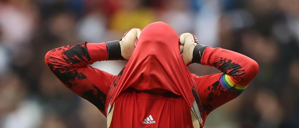Manuel Neuer zieht sich nach dem Abpfiff das Trikot über den Kopf.