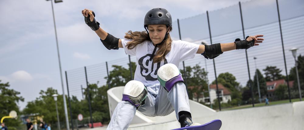 Die Deutsche Meisterin in Skateboarden, Lilly Stoephasius, trainiert in einem Skatepark in Lichterfelde.  